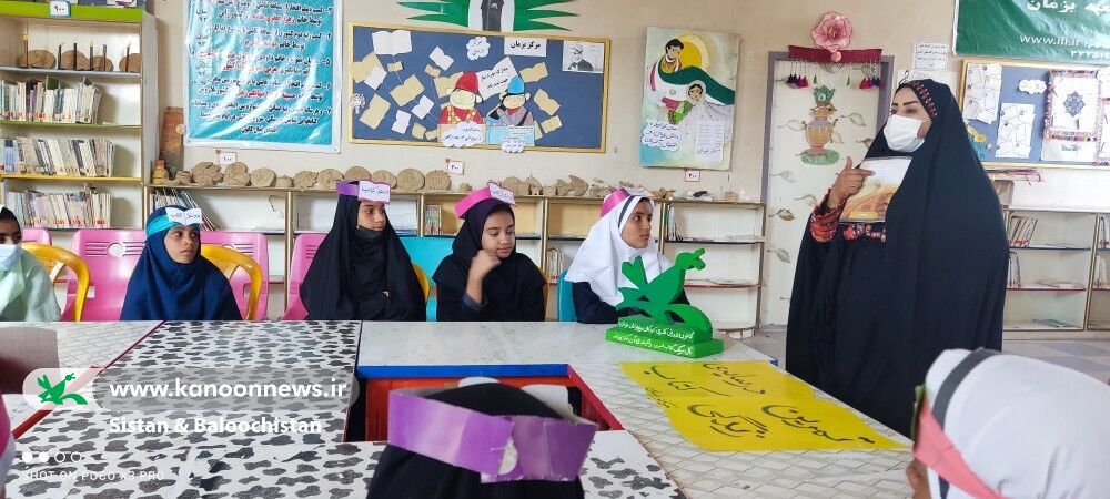 نواختن زنگ کتاب در مرکز فرهنگیهنری بَزمان(سیستان و بلوچستان) در آغاز هفته کتاب و کتابخوانی