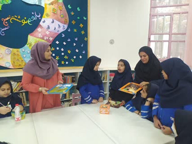 معرفی کتاب با عنوان"در سایه سار کتاب"