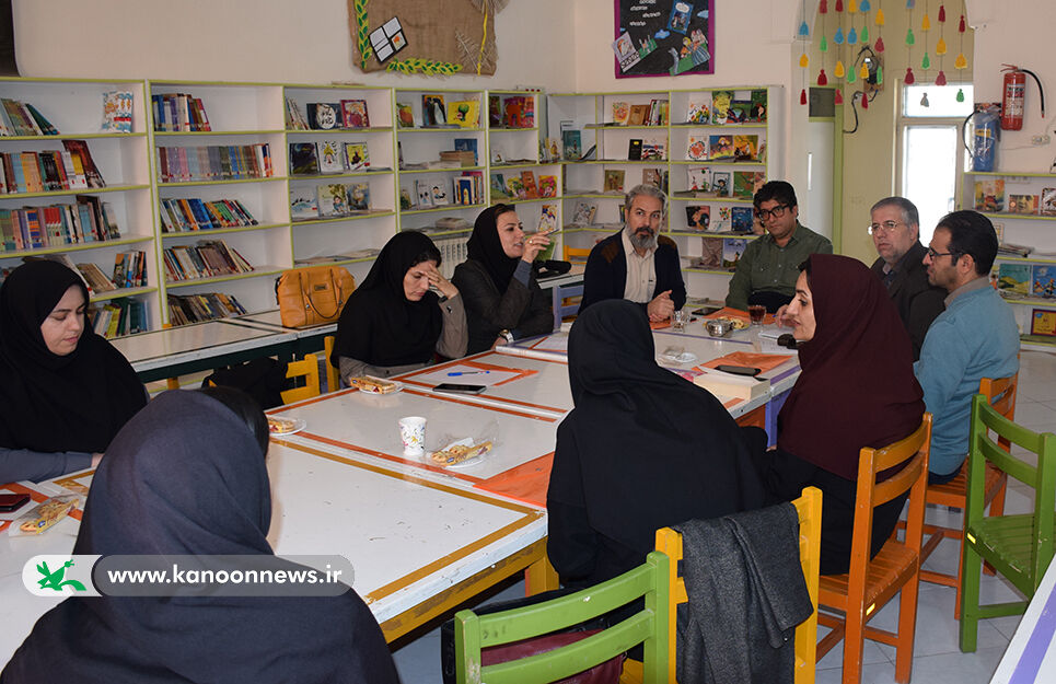 نشست ادبی مربیان کانون لرستان در خرم آباد نشست ادبی مربیان کانون لرستان در خرم آباد برگزار شد