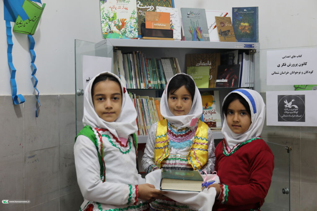 اهدا ۵۰۰ جلد کتاب به کتابخانه مدرسه ابا صالح در چناران شهر