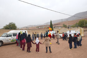 شادی بچه های روستای چشمه سرخه خرم آباد با پیک امید کانون لرستان