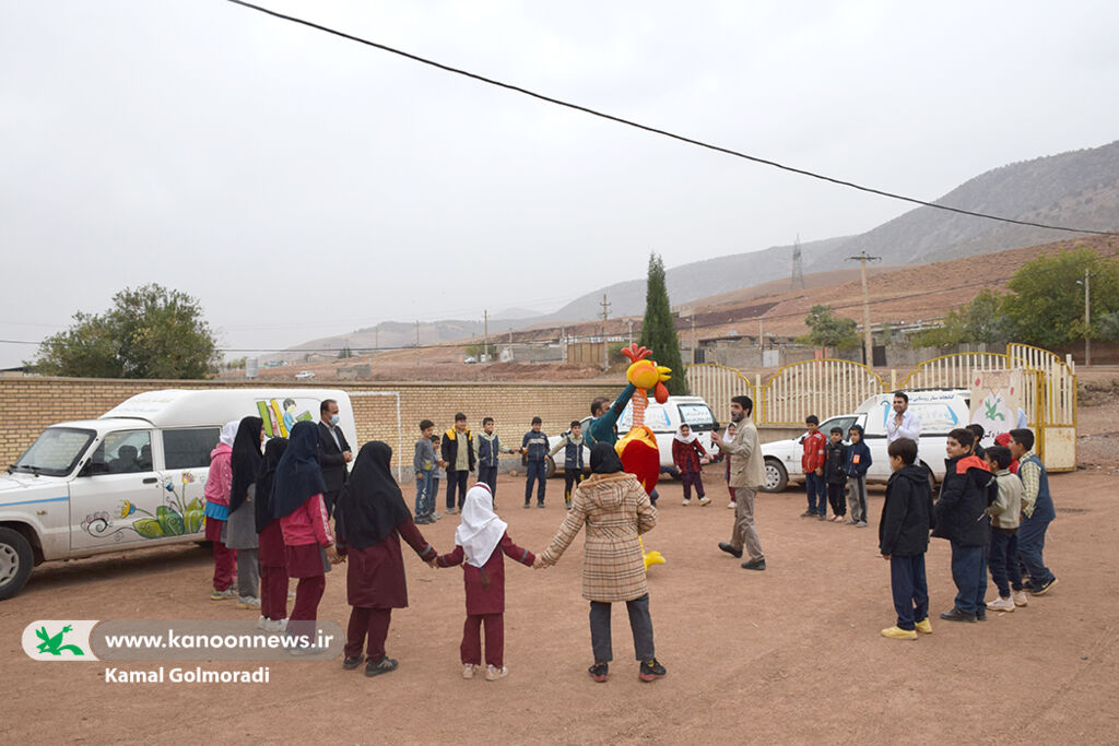 مراکز کانون لرستان در پنجمین روز هفته کتاب شادی بچه های روستای چشمه سرخه خرم آباد با پیک امید کانون لرستان