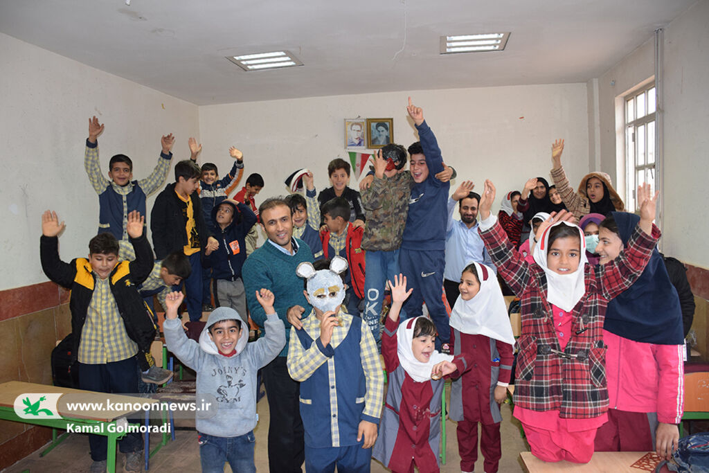 شادی بچه های روستای چشمه سرخه خرم آباد با پیک امید کانون لرستان 