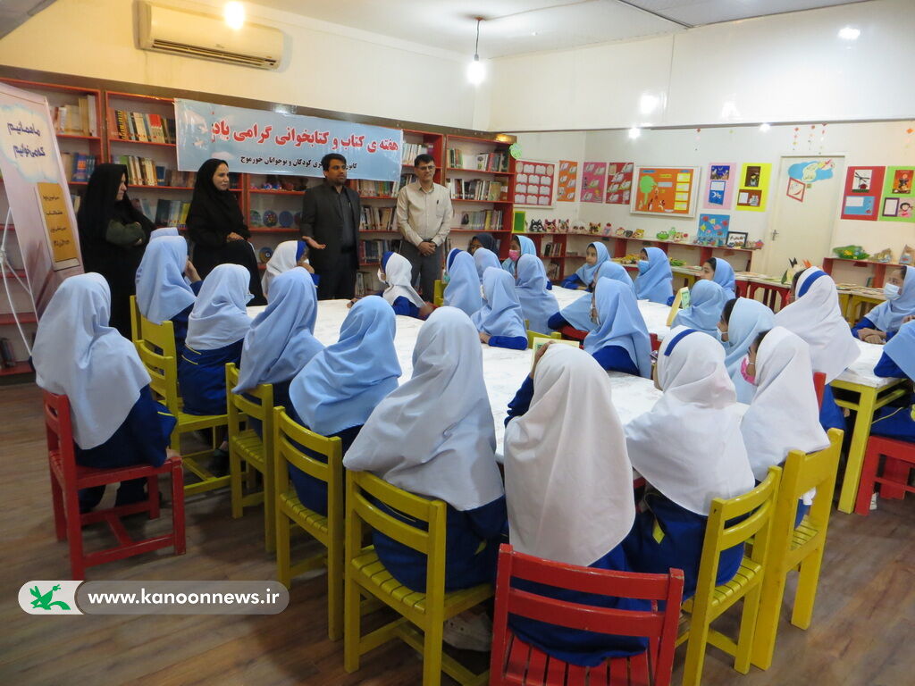 مدیر آموزش و پرورش شهرستان دشتی از نمایشگاه آثار اعضا بازدید کرد