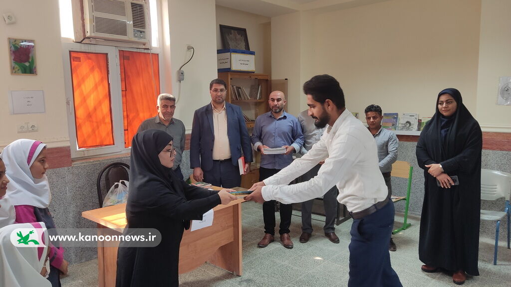 کتاب های کانون در دستان کودکان روستاهای کم برخوردار بوشهر