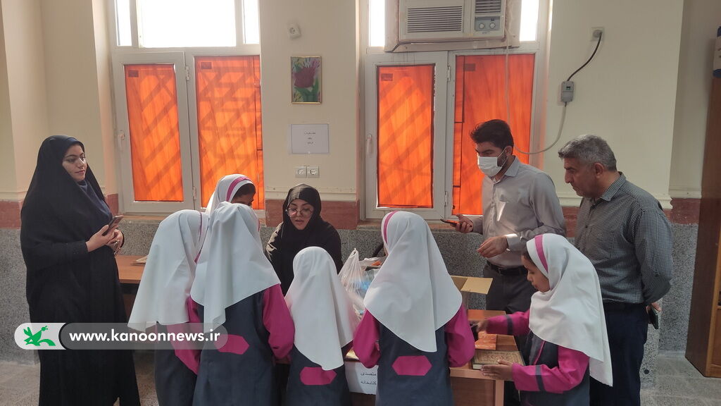 کتاب های کانون در دستان کودکان روستاهای کم برخوردار بوشهر