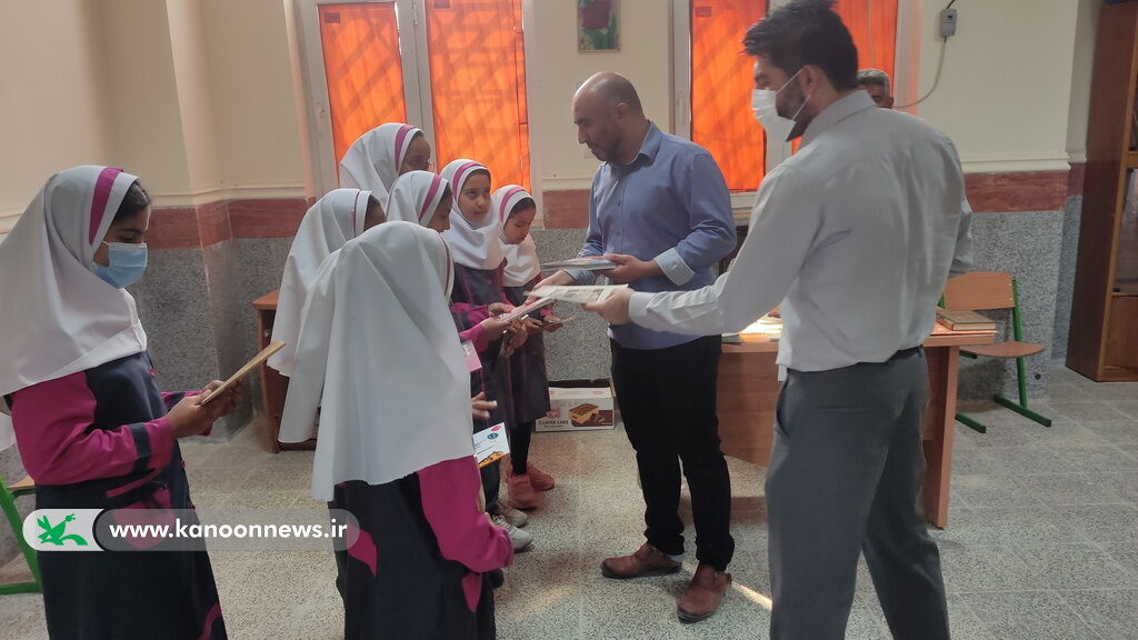 کتاب های کانون در دستان کودکان روستاهای کم برخوردار بوشهر