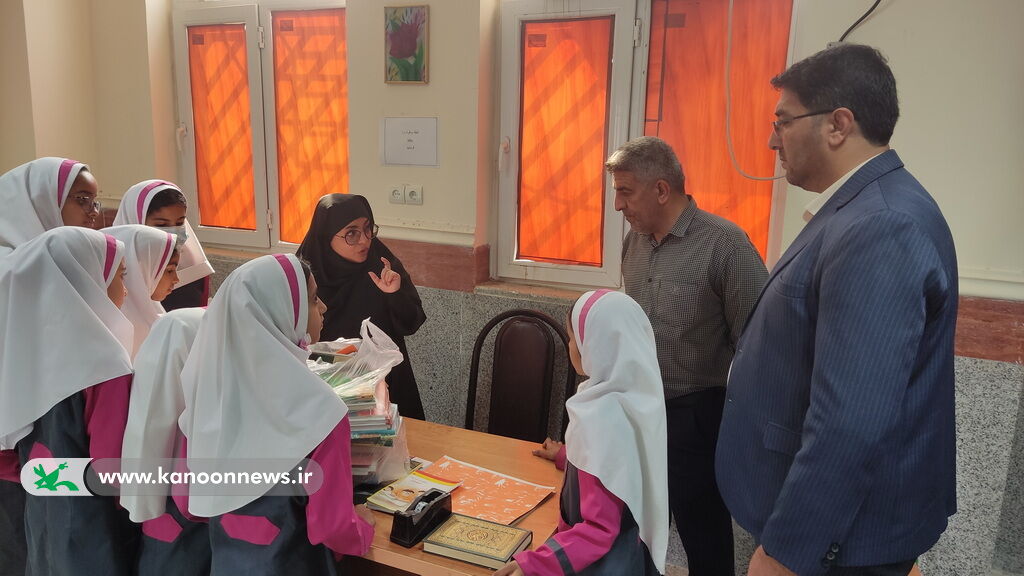 کتاب های کانون در دستان کودکان روستاهای کم برخوردار بوشهر