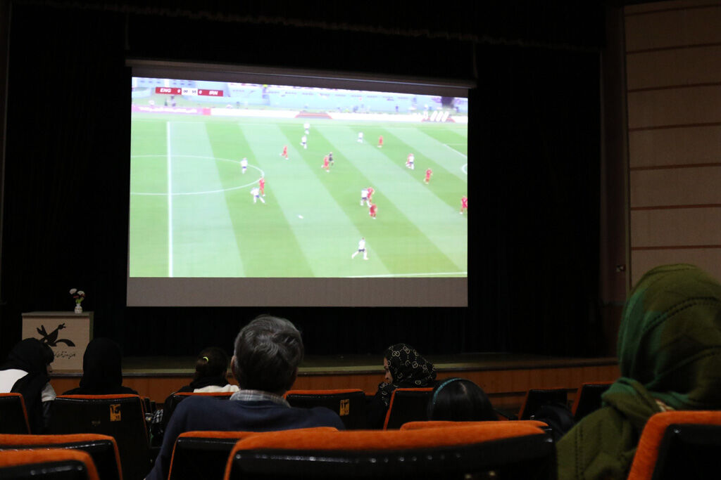مسابقه فوتبال ایران و انگلیس به صورت زنده از سینما کانون ساری پخش شد