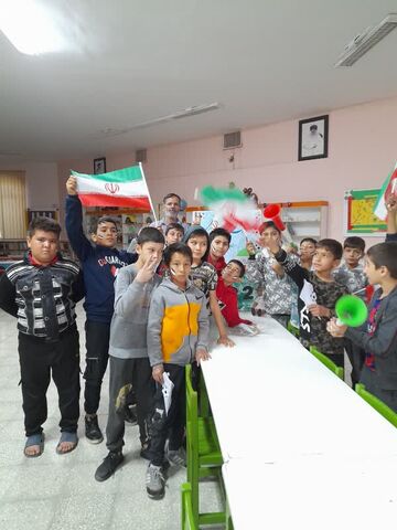 مسابقه فوتبال ایران و انگلیس به صورت زنده درمرکز۳ کانون قم پخش شد