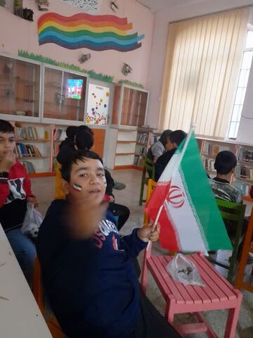 مسابقه فوتبال ایران و انگلیس به صورت زنده درمرکز۳ کانون قم پخش شد