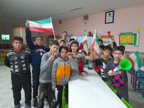 مسابقه فوتبال ایران و انگلیس به صورت زنده درمرکز۳ کانون قم پخش شد