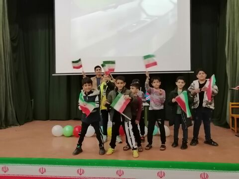 مسابقه فوتبال ایران و انگلیس به صورت زنده درمراکزکانون قم پخش شد