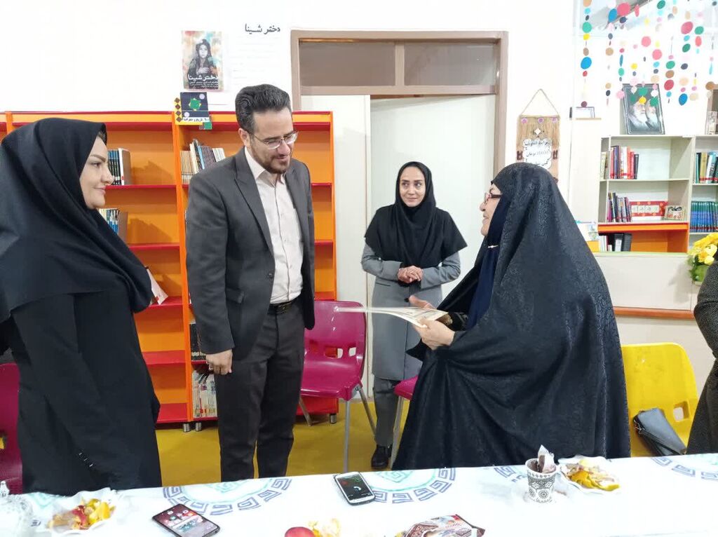 تقدیر از همکار بازنشسته از همکار بازنشسته و پیشکسوت کانون مرکز هرسین تقدیر شد