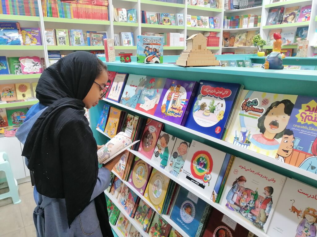 "قرار در کتابفروشی"