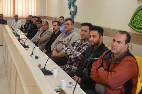 جلسه با خدمات و نگهبانان