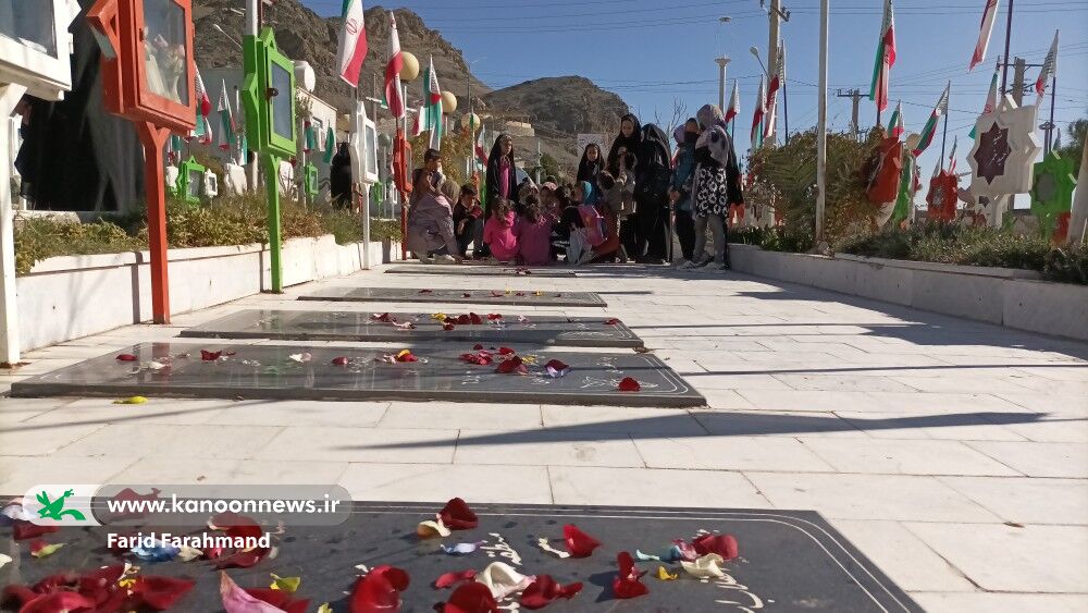 عطرافشانی و گلریزان مزار شهیدان توسط اعضای مرکز فرهنگیهنری شماره سه زاهدان