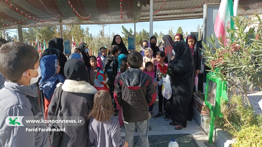 عطرافشانی و گلریزان مزار شهیدان توسط اعضای مرکز فرهنگیهنری شماره سه زاهدان