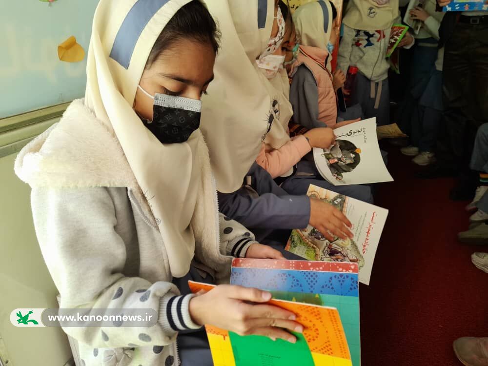 بهرمندی ۵۰۰۰دانش آموز از فعالیت های کتابخانه سیار شهری کانون پرورش فکری کودکان و نوجوانان استان همدان در هفته کتابخوانی 