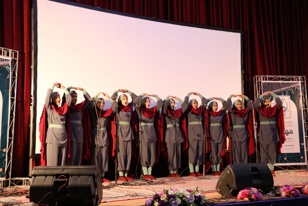 درخشش انجمن سرود کانون کرمان در دومین جشنواره سرود «مهرآوا»