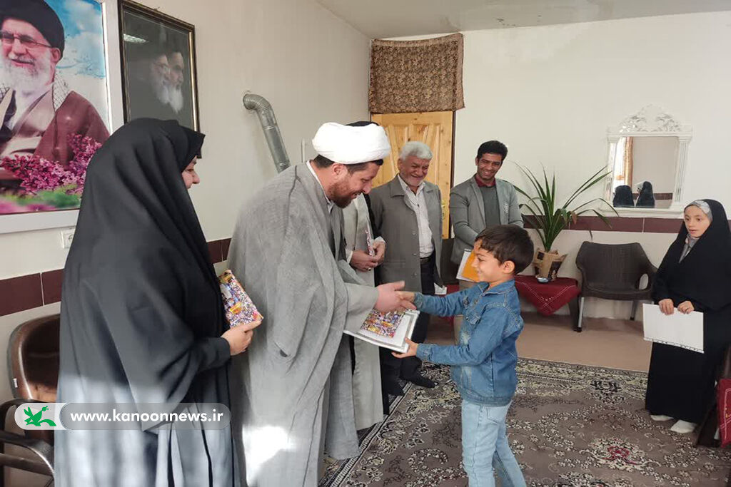 دیدار با امام جمعه و تجلیل از اعضای برتر کتابخوان کانون میامی دیدار با امام جمعه و تجلیل از اعضای برتر کتابخوان کانون میامی