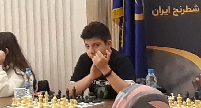 هنرجوی کارگاه‌های شطرنج کانون استان تهران در بین نفرات برتر مسابقه سیمولتانه (همزمان) شطرنج با قهرمان جهان