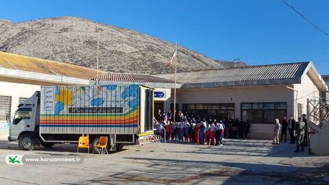 کامیونت نمایش سیار کانون گلستان در خدمت کودکان مناطق کمترتوسعه یافته‌