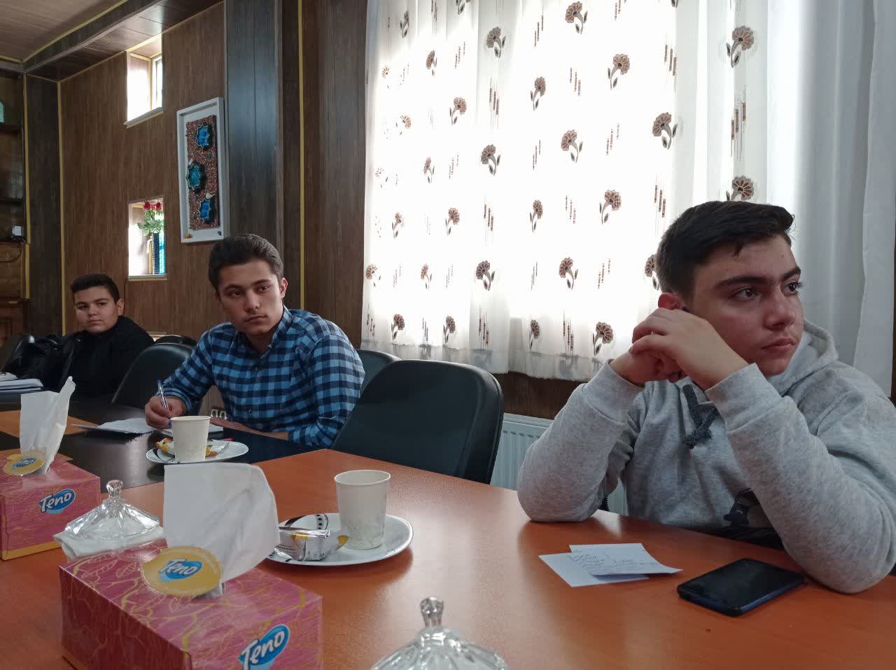 سومین جلسهی کارگروه مشورتی نوجوانان پسر مدیر کل کانون کرمانشاه
