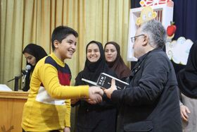 تجلیل از کودکان و نوجوانان مشارکت کننده در برنامه‌های جشنواره منطقه‌ای قصه‌گویی