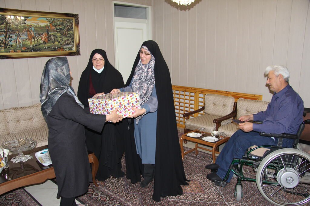 تجلیل مدیرکل کانون پرورش فکری آذربایجان‌غربی از همسران جانبازان