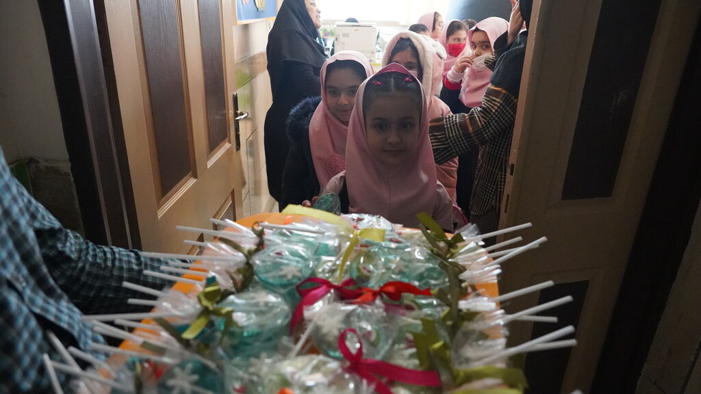 دانش‌آموزان مدرسه رهنما در آسمان‌نمای مرکز فرهنگی هنری شماره ۸ مشهد