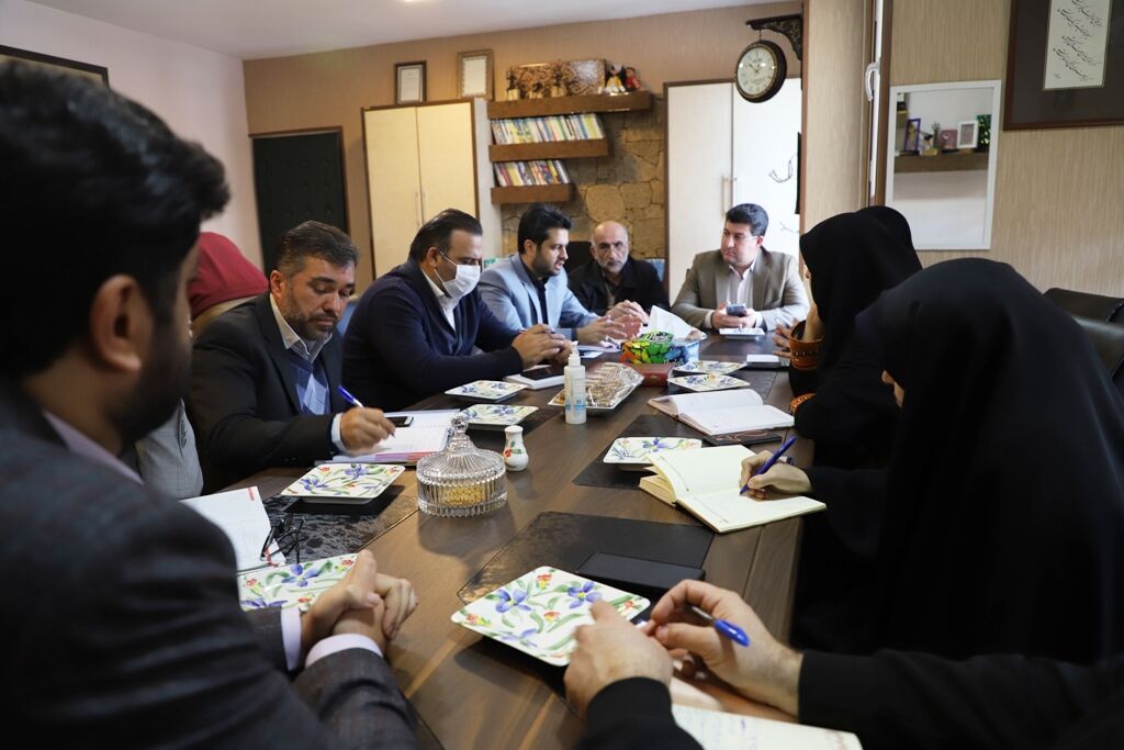 نشست استانی کارگروه عصر شعر دانشآموزی و فرهنگیان در کانون استان قزوین