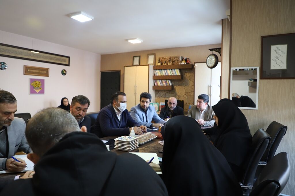 نشست استانی کارگروه عصر شعر دانشآموزی و فرهنگیان در کانون استان قزوین