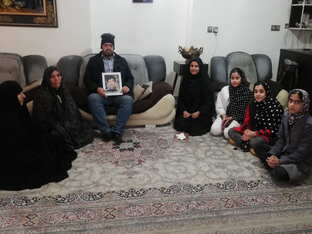 دیدار اعضای کانون پرورش فکری کودکان و نوجوانان ازندریان با خانواده تنها شهید جاوید الاثر شهر ازندریان