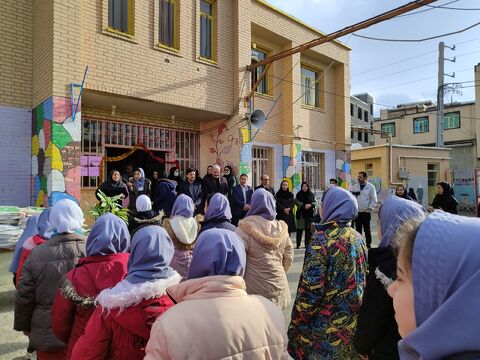 اهدای کتاب از طرف مدیرعامل کانون پرورش فکری کودکان و نوجوانان به دانش آموزان مناطق محروم و کم برخوردار استان کردستان
