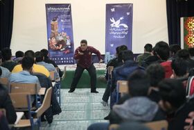 حضور قصه‌گویان جشنواره قصه‌گویی در مدارس و مراکز فرهنگی یزد