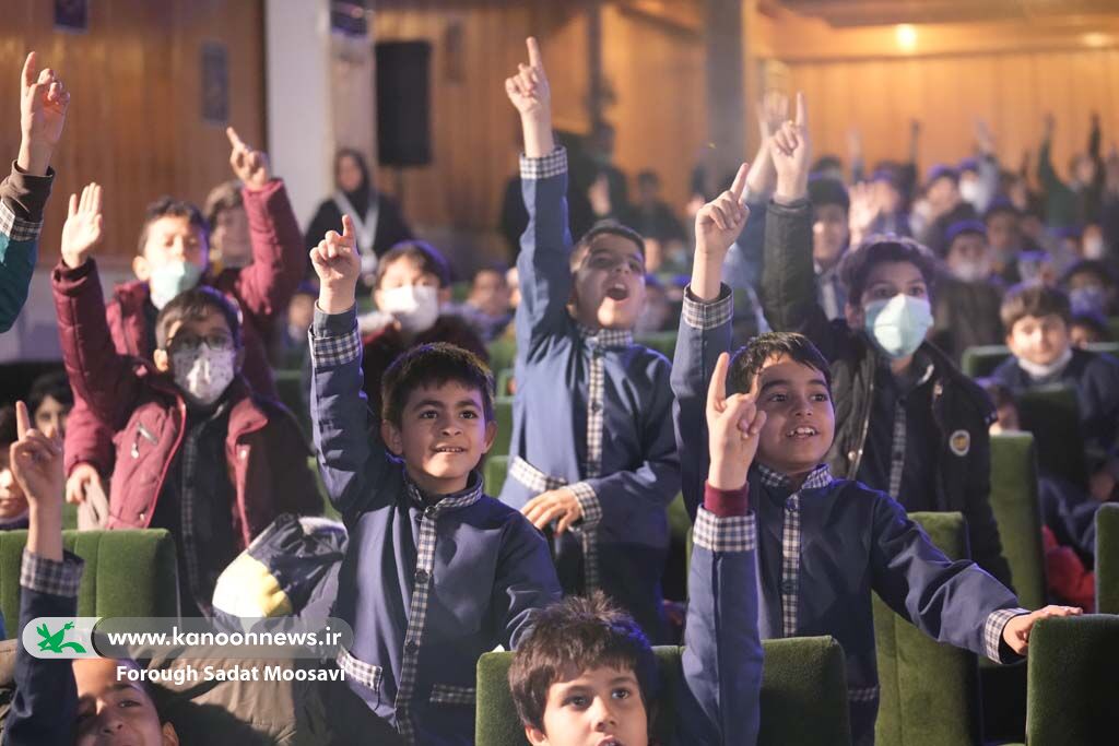 قصهگویانی با زبانها و گویشهای متفاوت ایرانی روی صحنه رفتند