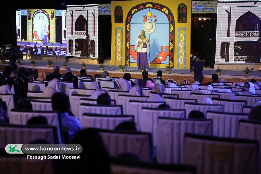 قصهگویانی با زبانها و گویشهای متفاوت ایرانی روی صحنه رفتند