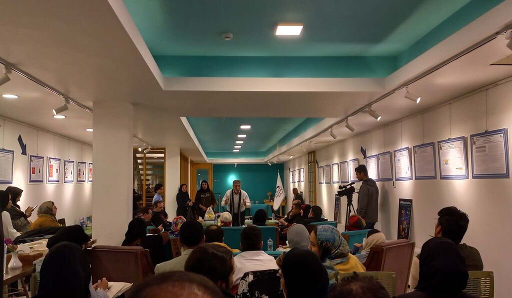 قصهگویانی با زبانها و گویشهای متفاوت ایرانی روی صحنه رفتند