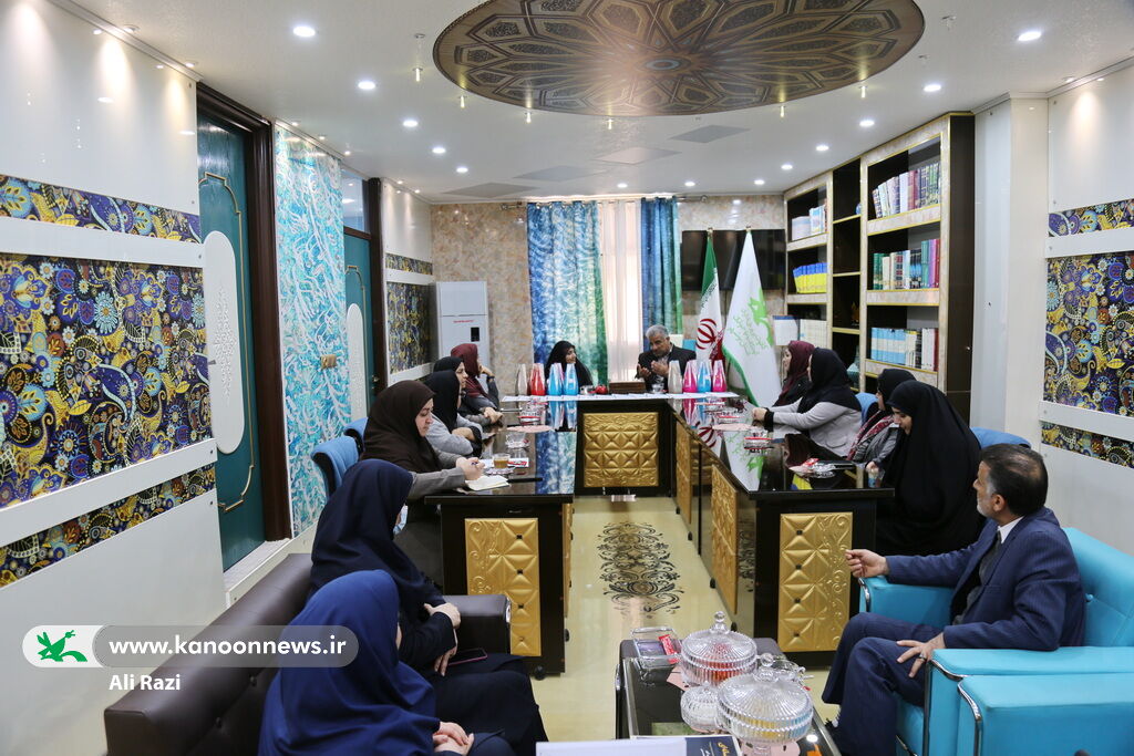 تقدیر فرماندار بوشهر از بانوان شاغل در کانون شهرستان