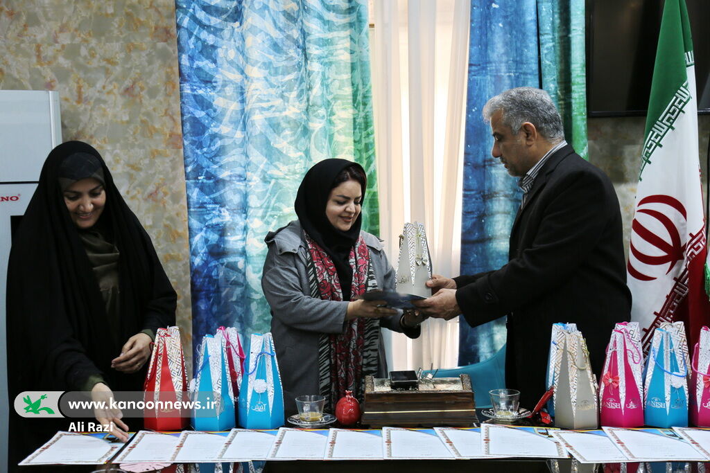 تقدیر فرماندار بوشهر از بانوان شاغل در کانون شهرستان