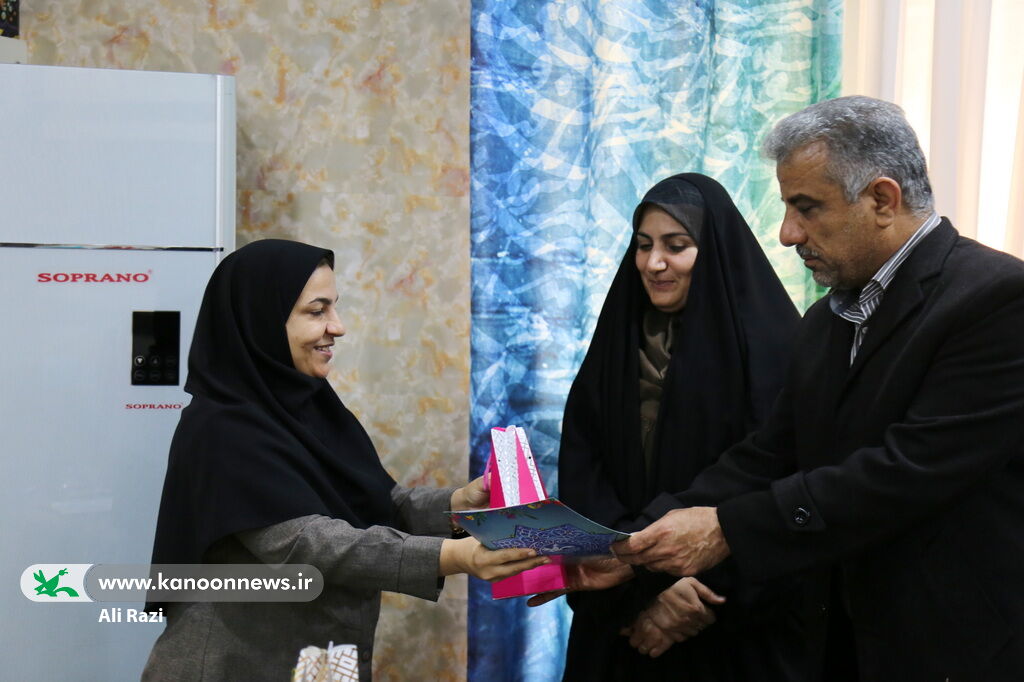 تقدیر فرماندار بوشهر از بانوان شاغل در کانون شهرستان