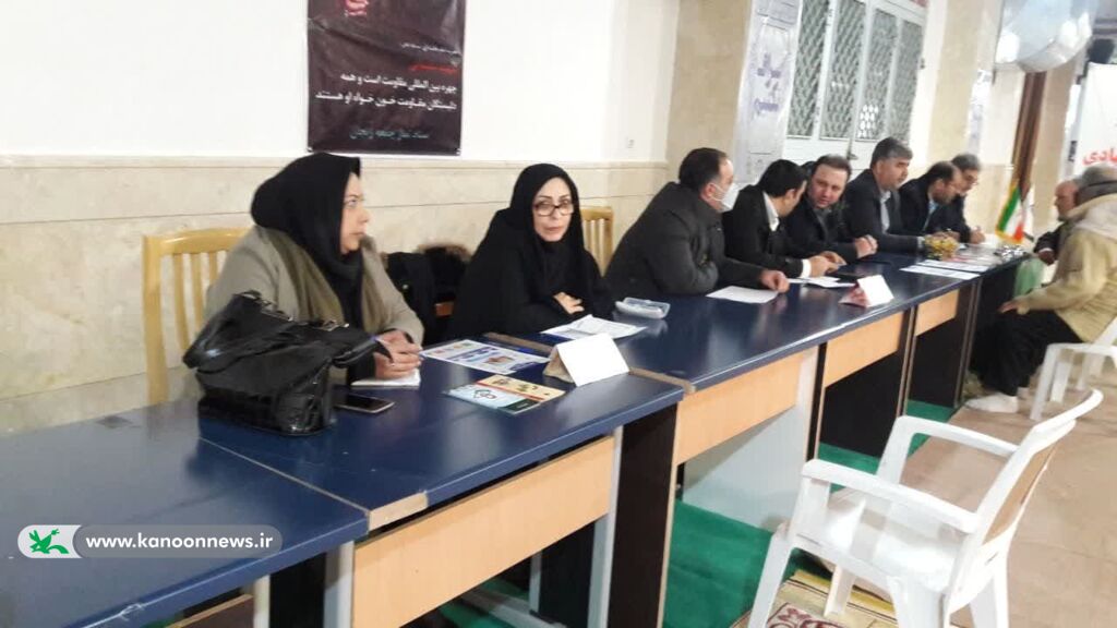 برپایی میز خدمت و پاسخگویی سرپرست کانون پرورش فکری زنجان