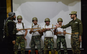 گزارش تصویری از اجرای نمایش طنز (سربازان جهانی) در کانون لرستان