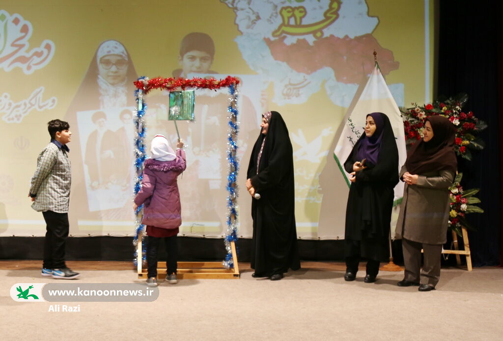 جشن انقلاب کانون استان بوشهر از قاب شیشه ای زنگ انقلاب در کانون پرورش فکری بوشهر طنین انداز شد