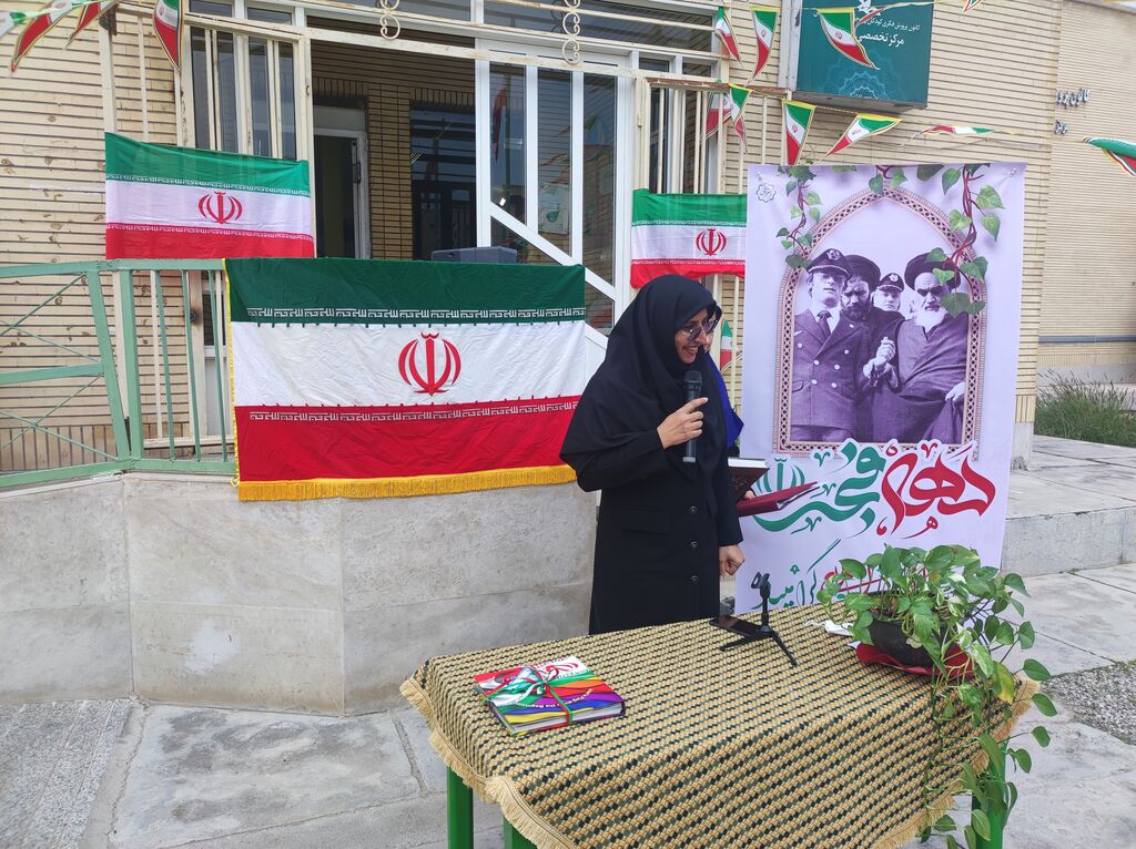 برافراشتن پرچم جمهوری اسلامی ایران در مرکز شماره ۳ بندرعباس 