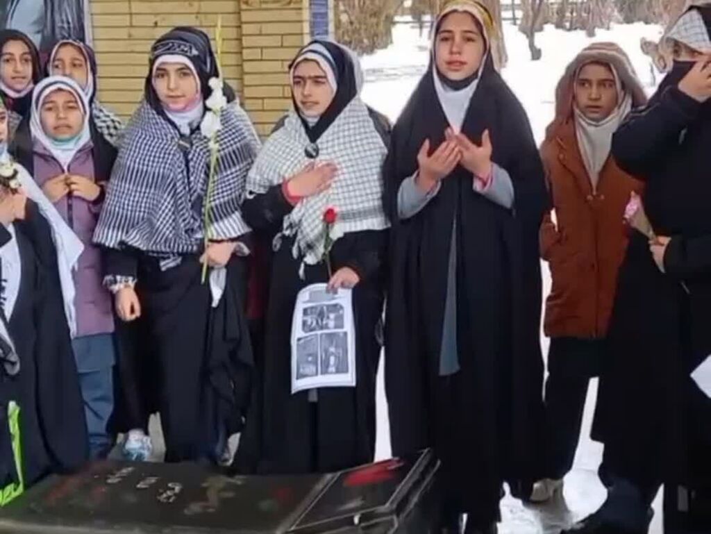 غبار روبی و عطر افشانی مزار شهدا توسط اعضای مراکز فرهنگی هنری کانون پرورش فکری استان همدان