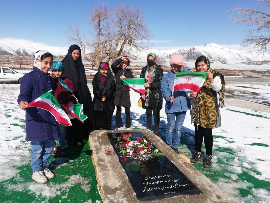 غبار روبی و عطر افشانی مزار شهدا توسط اعضای مراکز فرهنگی هنری کانون پرورش فکری استان همدان
