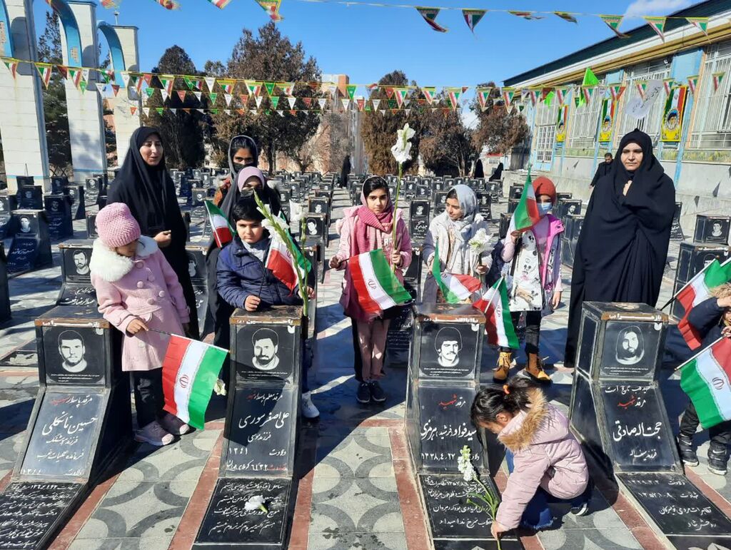 غبار روبی و عطر افشانی مزار شهدا توسط اعضای مراکز فرهنگی هنری کانون پرورش فکری استان همدان