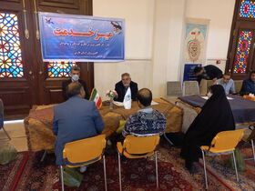 مدیر کل کانون فارس در میز خدمت محل برگزاری نماز جمعه پاسخگوی شهروندان بود